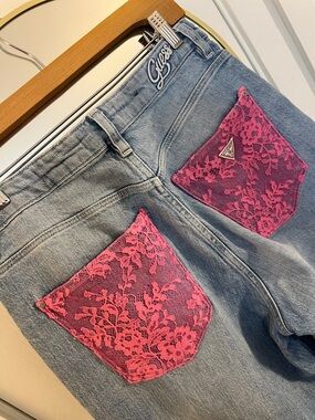 GUESS Y2K High Waisted Tapered Mom Jeans Pink Lace Light Wash Denim Size 30